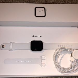 Series 4 Apple Watch (Silver Aluminum case, 40MM)